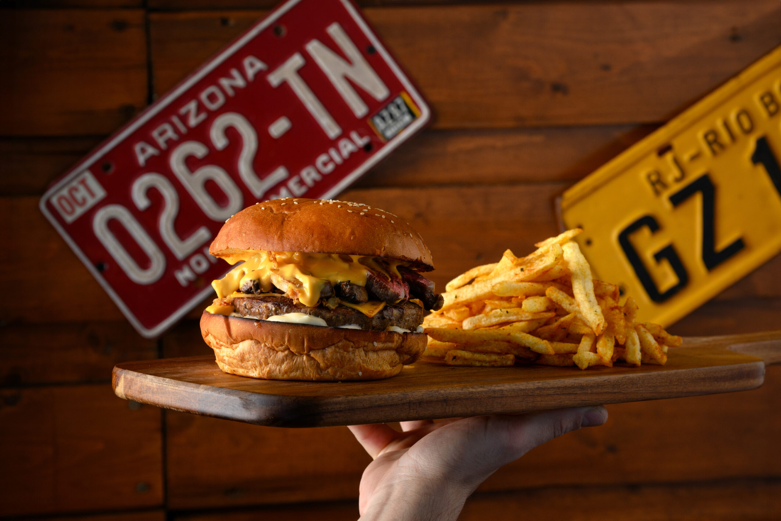 Read more about the article Best Burgers in Kavos: Black Angus Smashed Burgers at Desperados